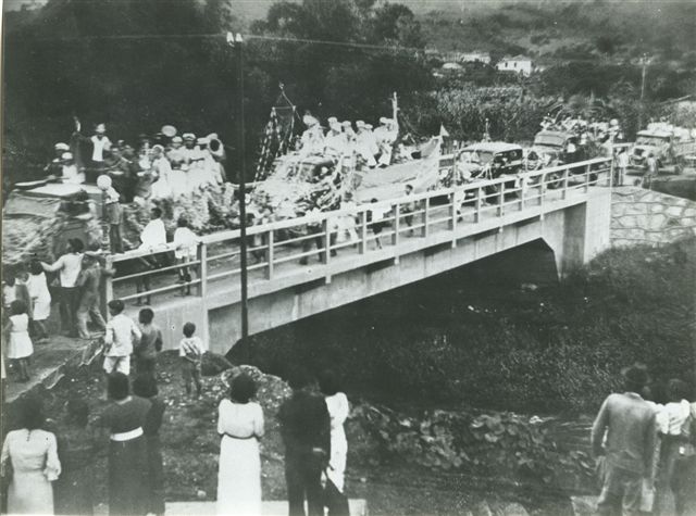 http://muspam.com.br/images/phocagallery/fotos_antigas/2292_corso na ponte grande_carnaval 1937.jpg